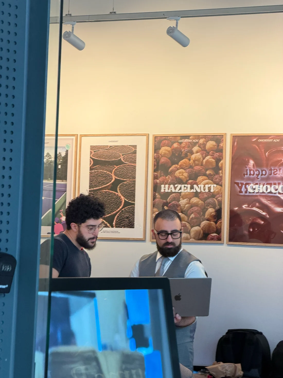 شخصان يعملان معاً على حاسوب محمول داخل Oakberry أثناء تركيب نظام ninito
