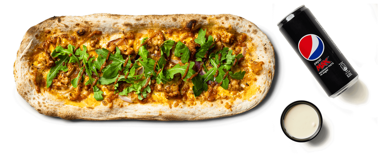 Originalt foto af et måltid med pizza, en drik og dip, der illustrerer en samlet pakke