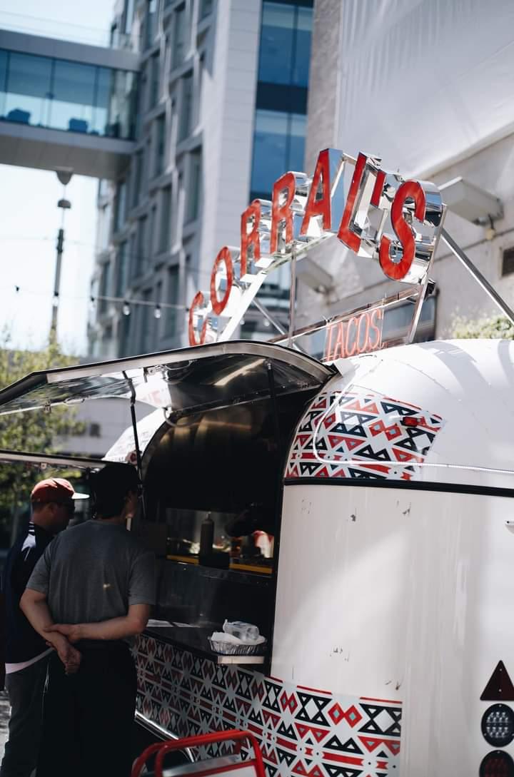 Corral’s Tacos’ madvogn med det røde Corral’s-skilt
