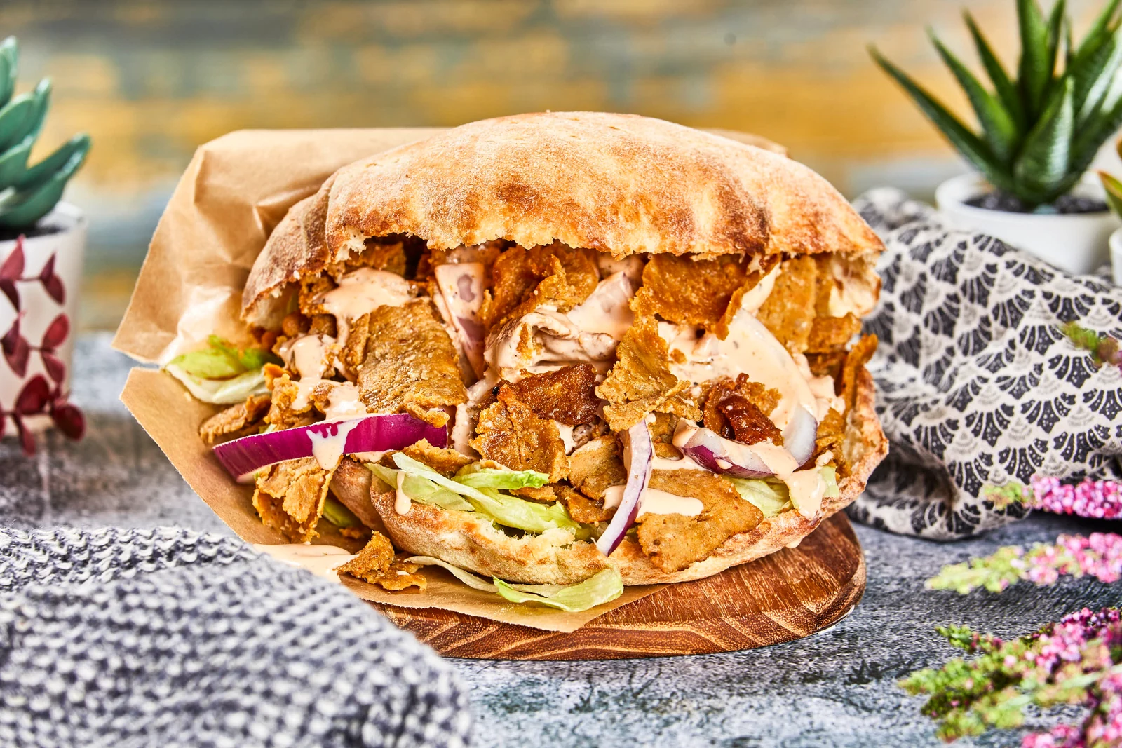 Balkanin kebabia vastapaistetussa leivässä kasvisten ja kastikkeen kanssa