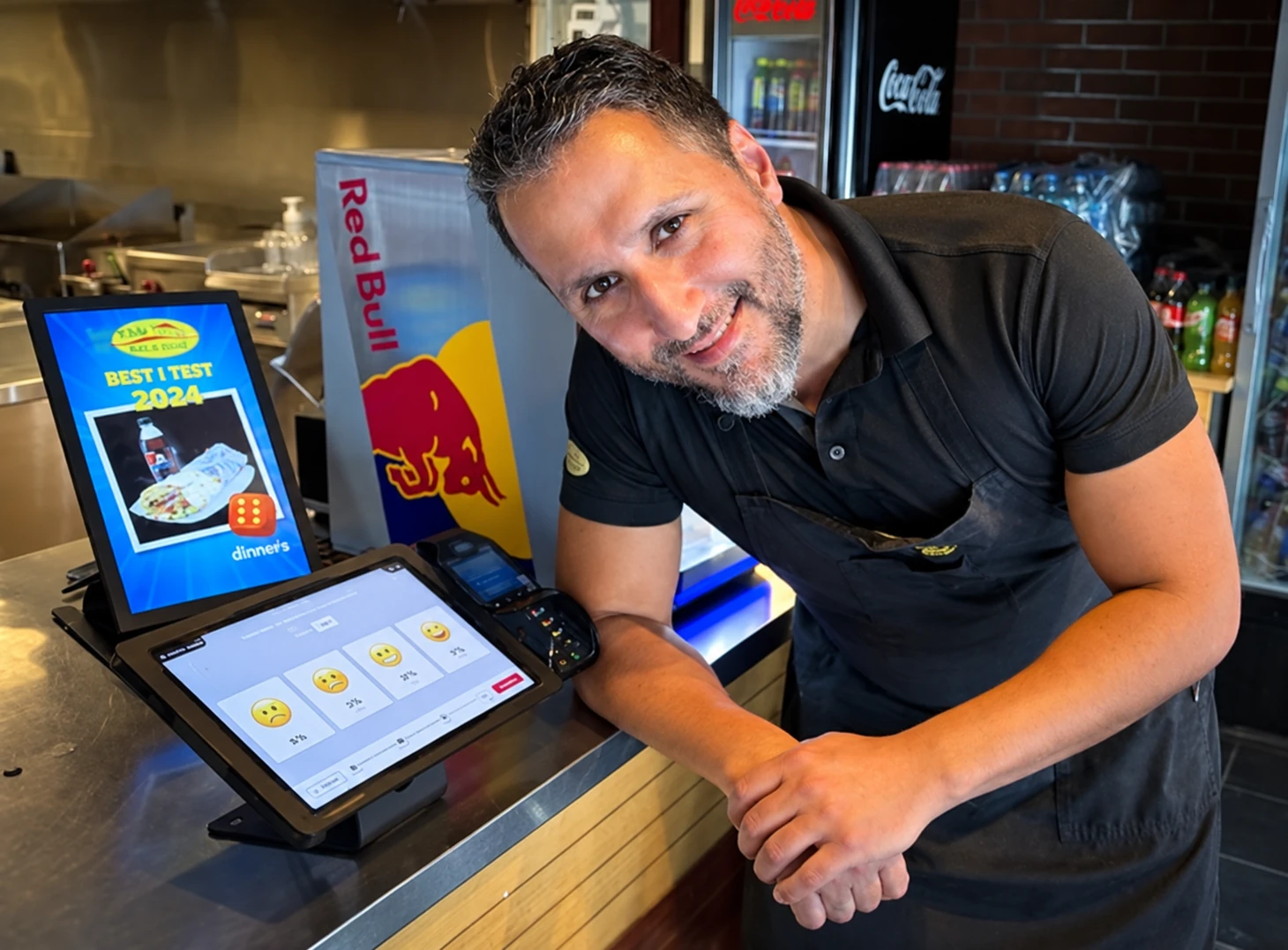 Kutlay Yeser, eier av Balkan, ved disken i restauranten