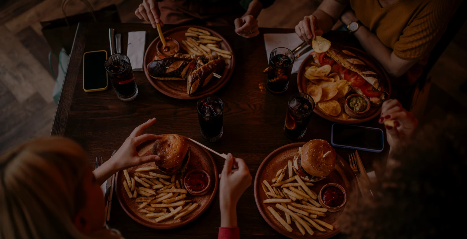 Gjester spiser middag rundt et bord hos House of Burger
