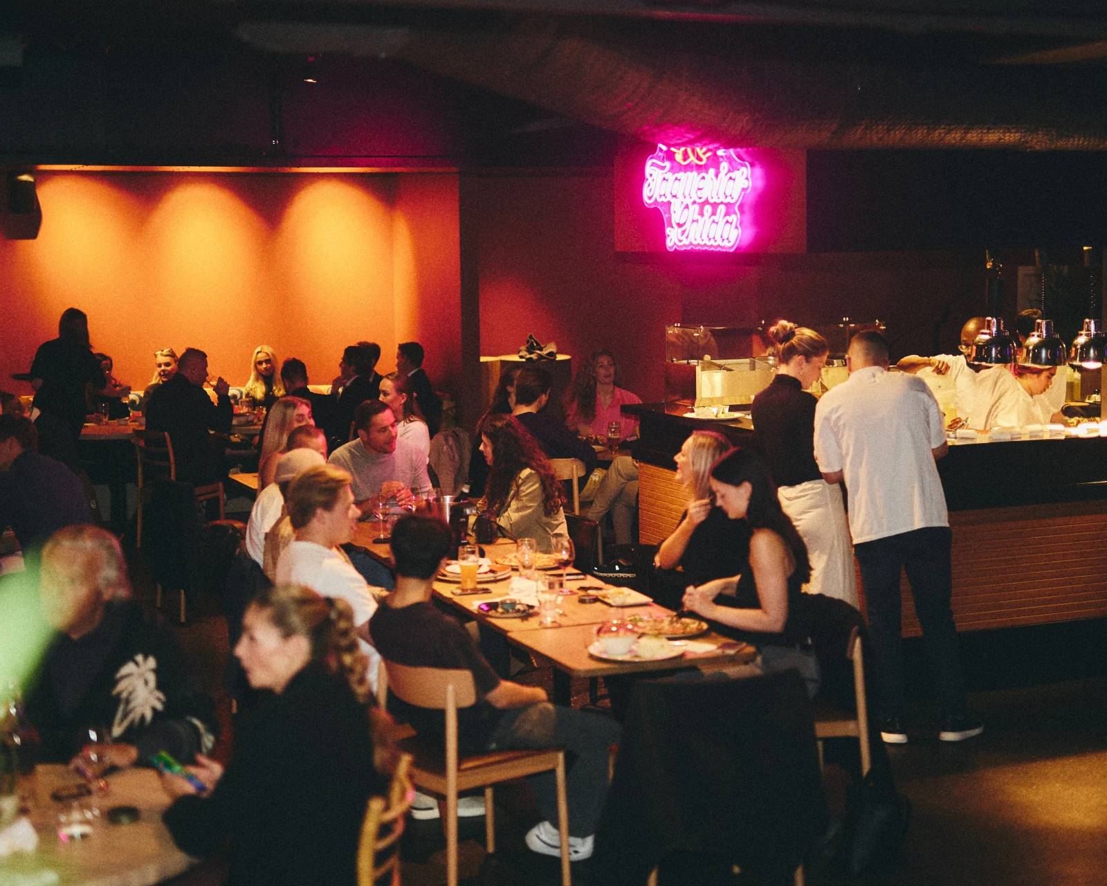 Gjester spiser på Paleet Food Hall i Oslo