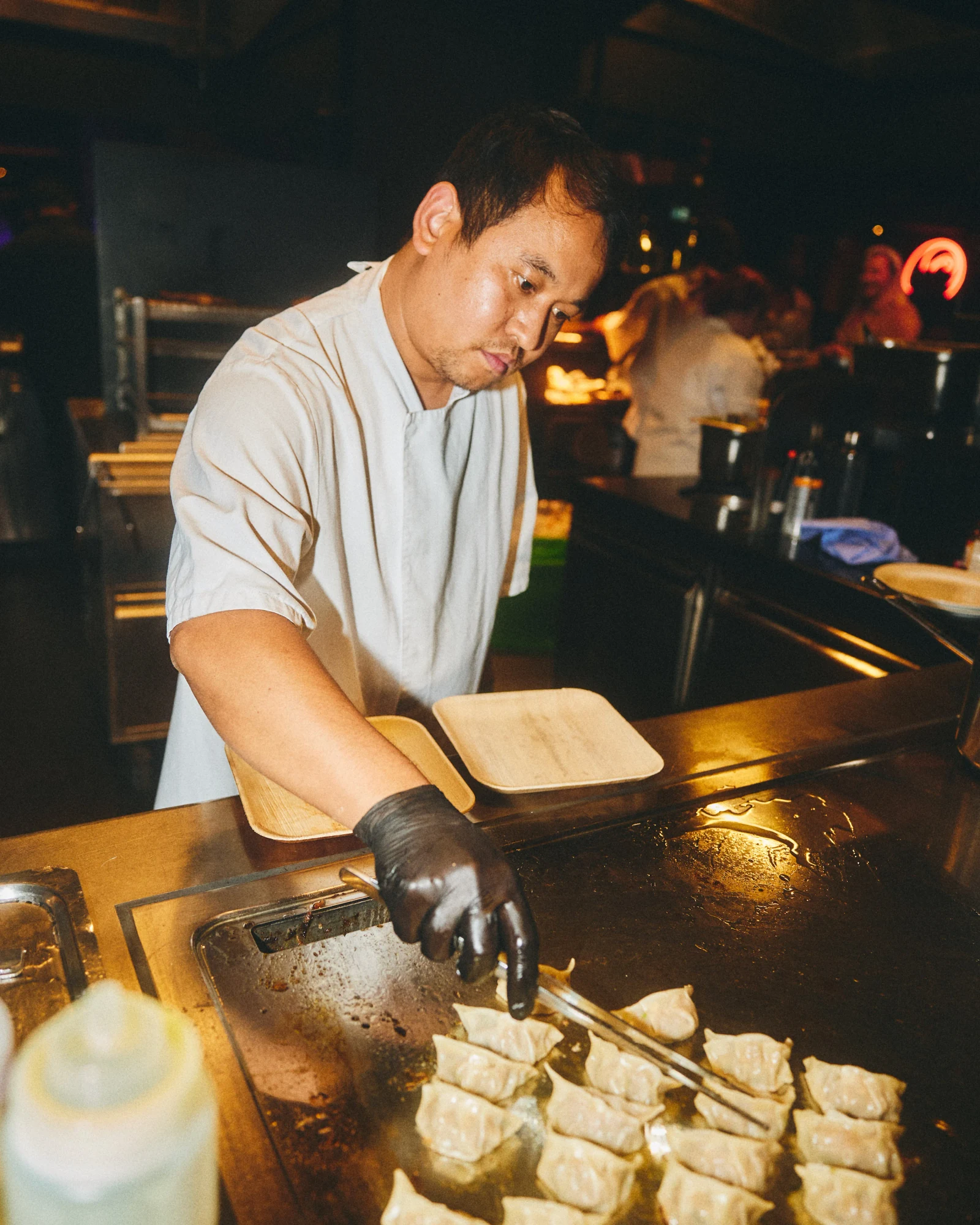 En kok tilbereder dumplings i det åbne køkken hos Yabai Izakaya