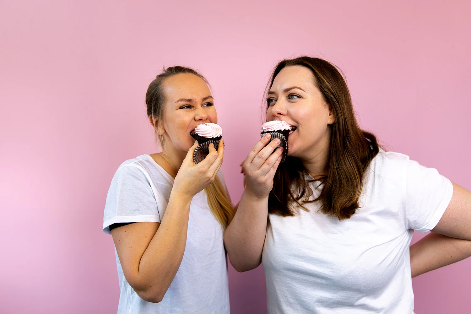 Soulcake-gründerne Sunniva Thorisdottir og Ragnhild Gaarde spiser cupcakes sammen