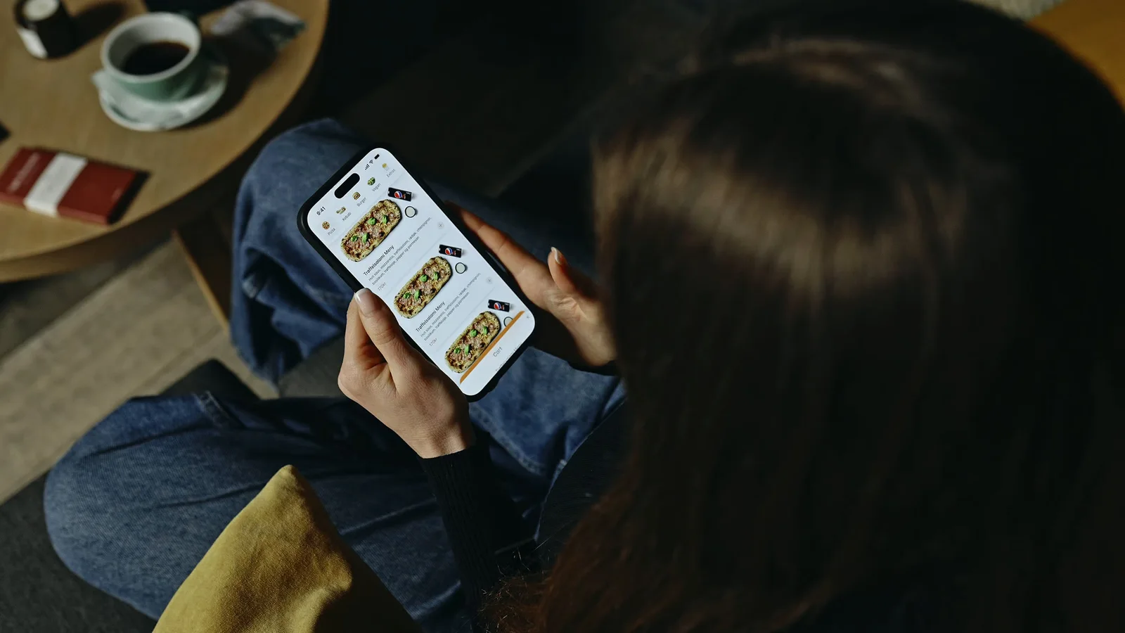 En gjest bruker en restaurantapp på telefonen