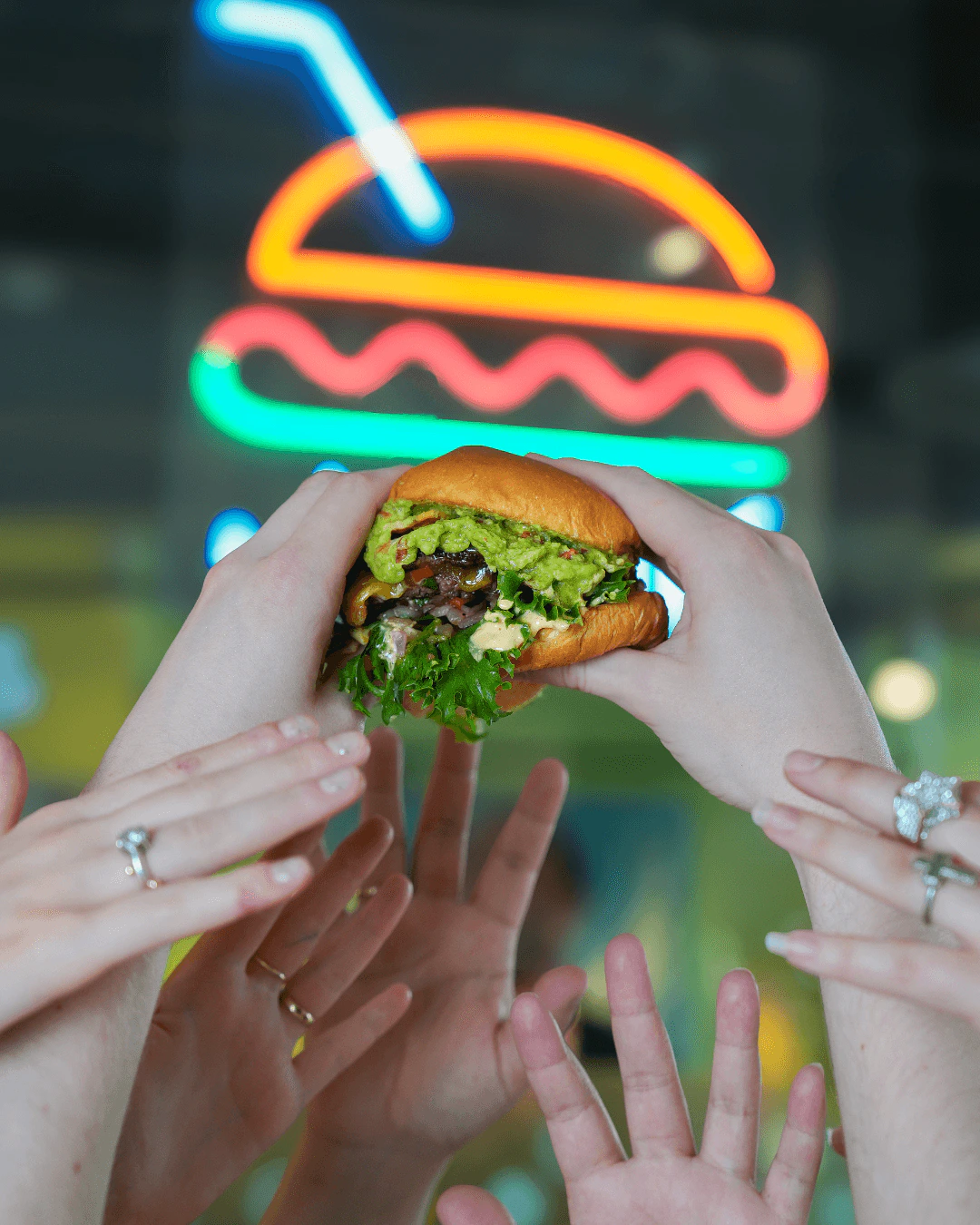 Khách đưa tay lấy burger Jønk