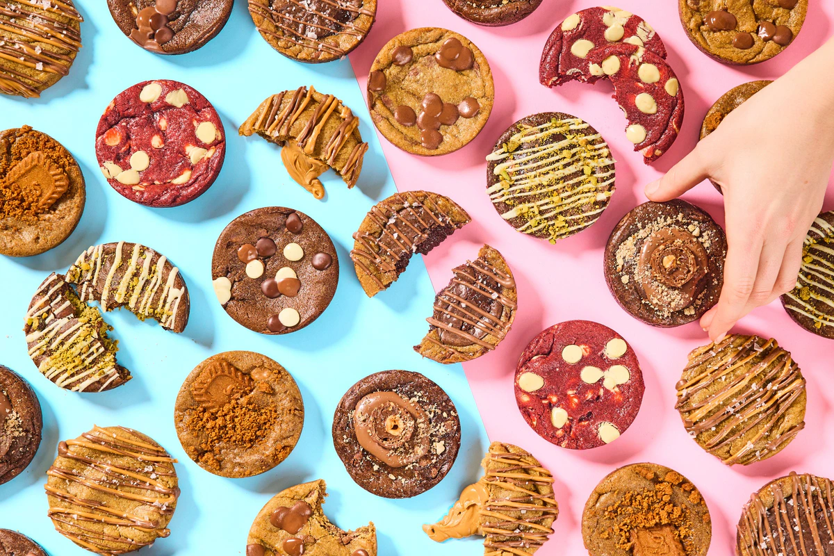 Bánh quy Soulcake nhiều màu sắc trên bàn màu hồng và xanh dương