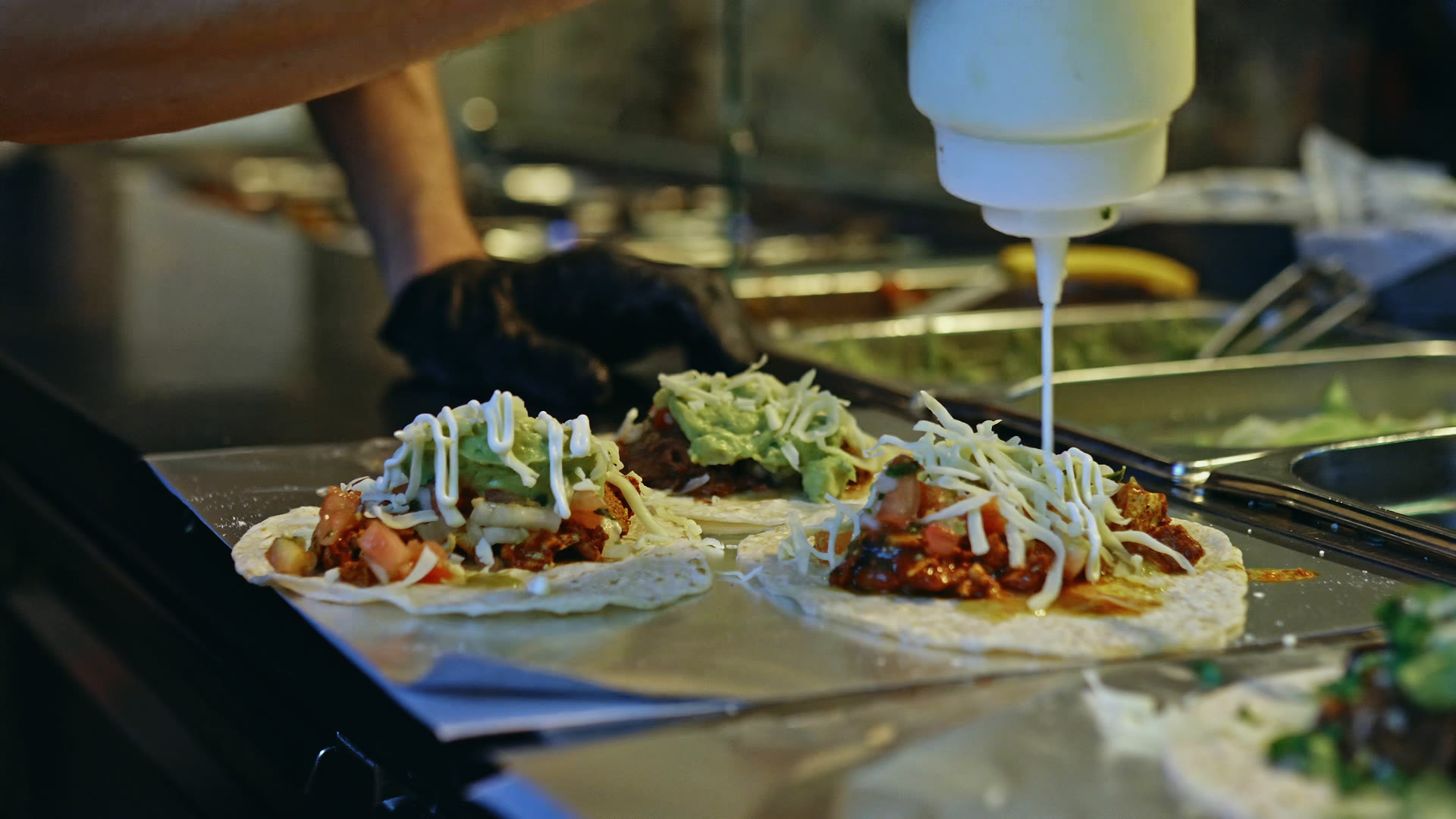 Bestillinger når kjøkkenskjermen, mat tilberedes og en takeawaybestilling leveres ut