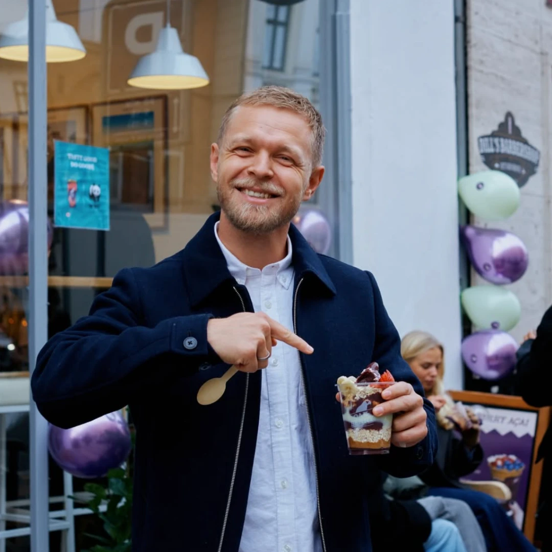 Kevin Magnussen أمام أحد فروع Oakberry