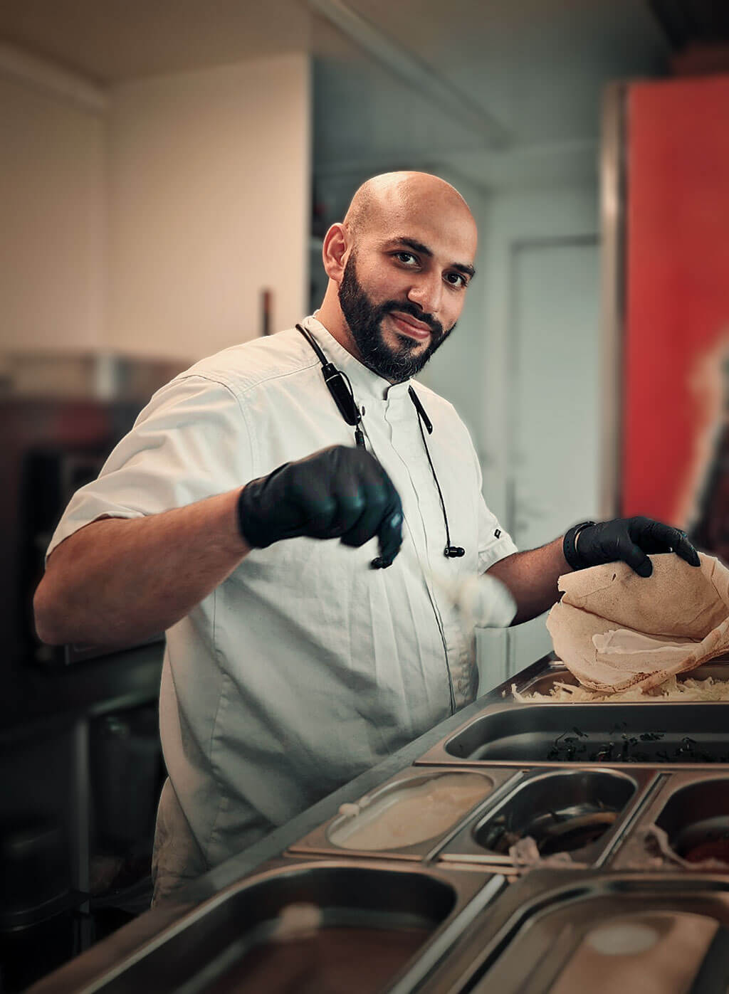 Mahmoud Masttat tilbereder mat ved disken hos Shashlik