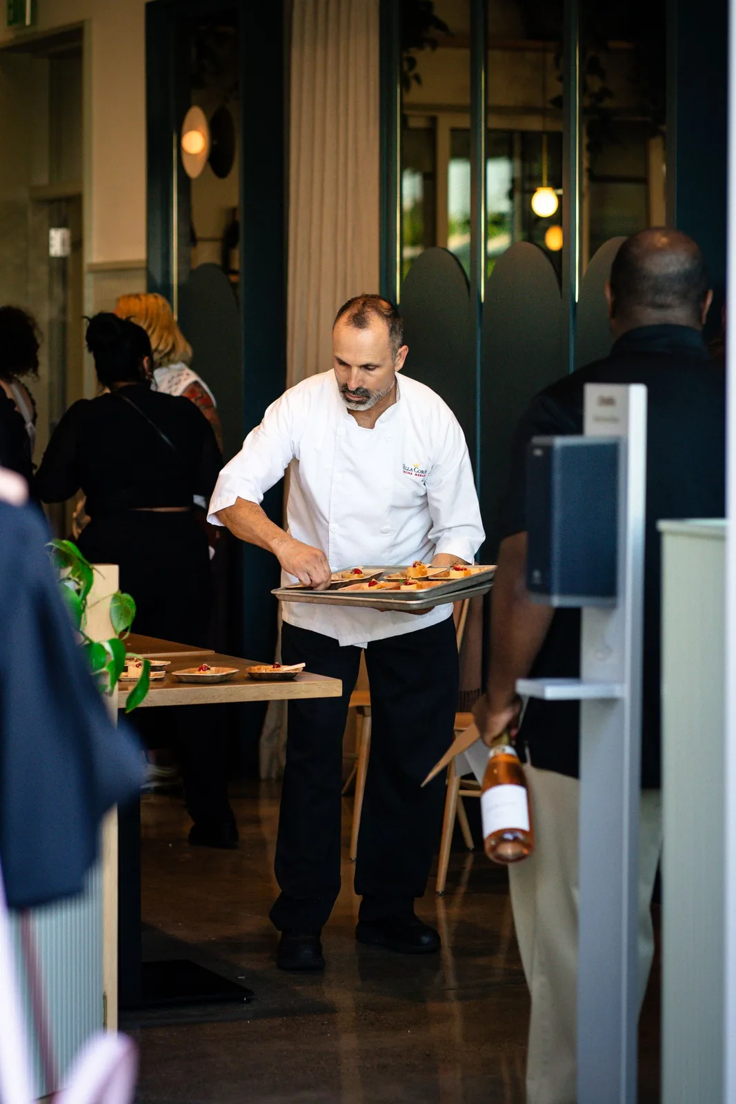 En kok bærer færdige retter gennem restauranten.