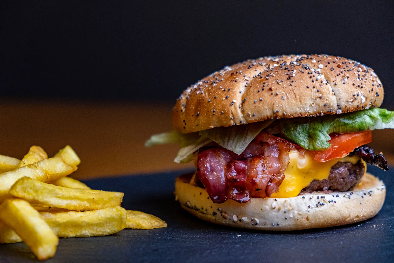 En nylaget burger servert med gylne pommes frites