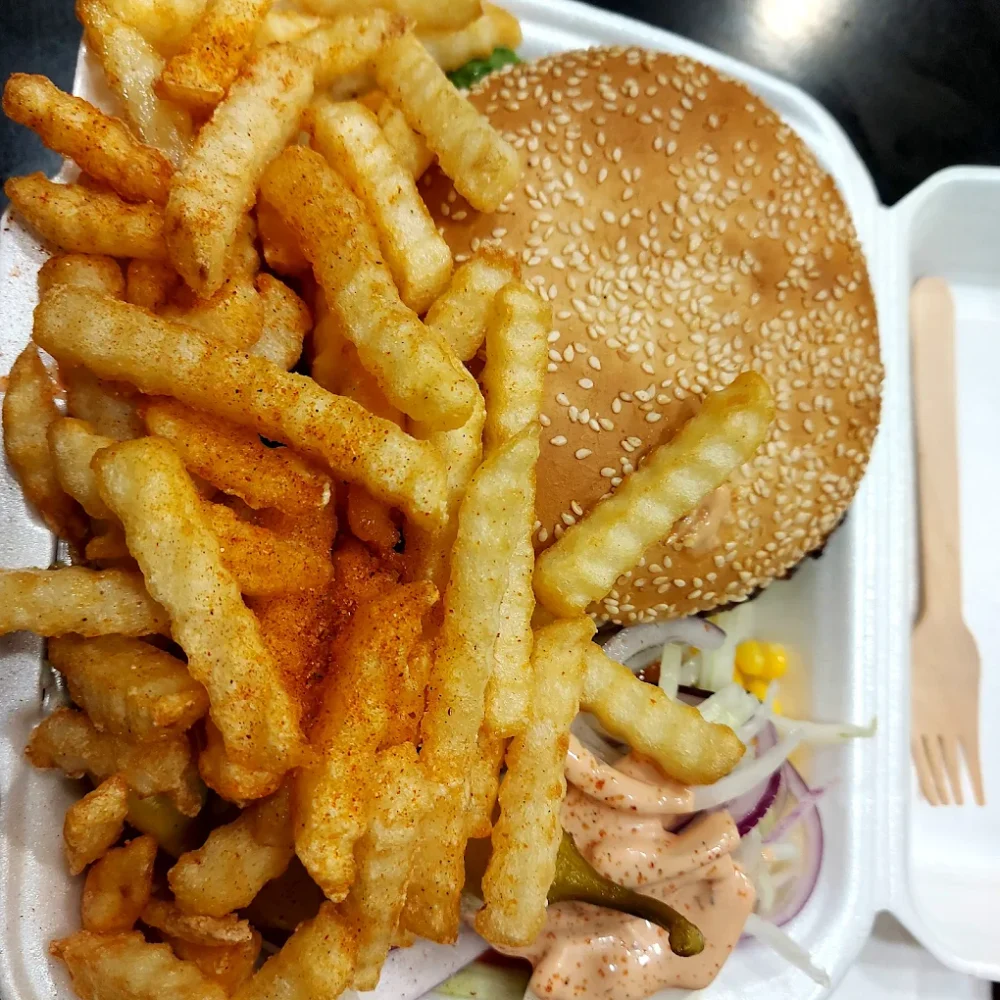 Burger og pommes frites fra billedgalleriet på Grytelokkets hjemmeside