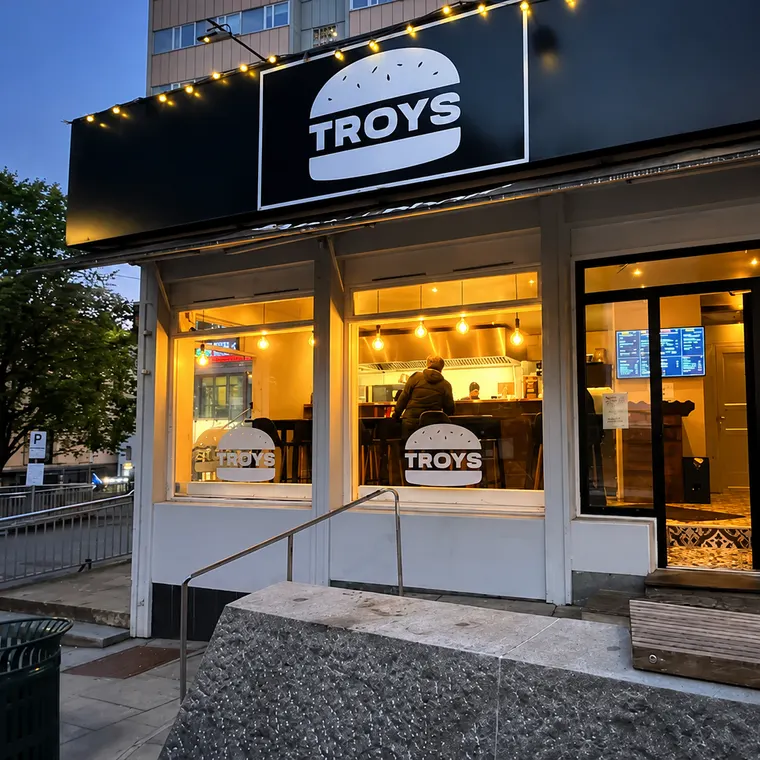 Indgangen til Troys Majorstuen i et varmt lys