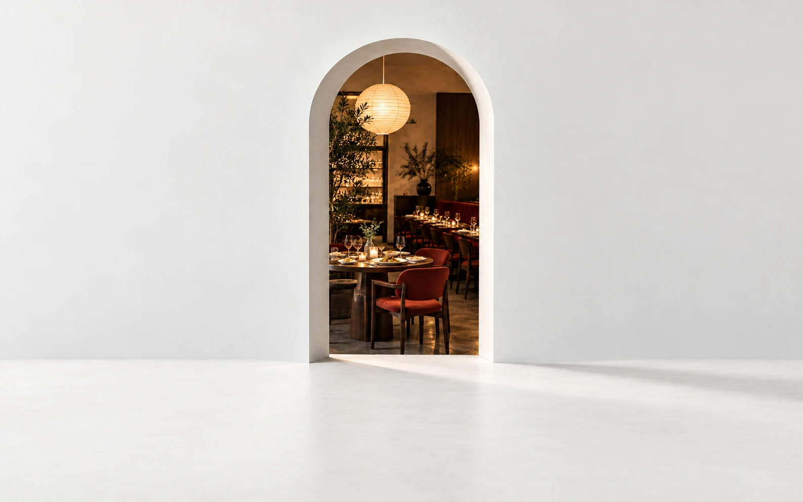En original arkitekturillustration af en hvid døråbning ind til en restaurant med varm belysning