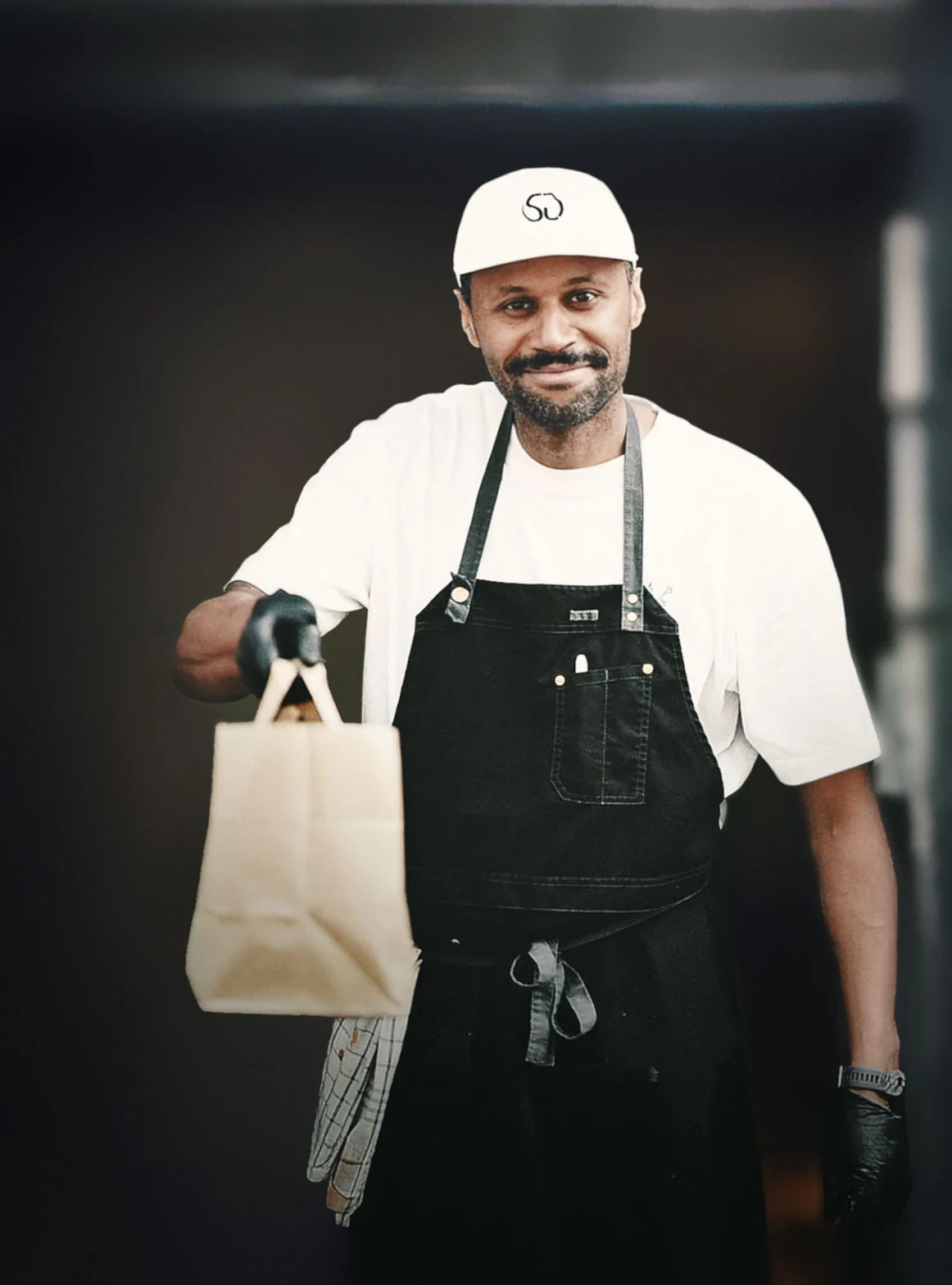 Axel Skrelset, gründer av Ugly Duckling, med en takeaway-pose i hånden